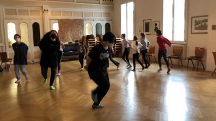 Die Gruppe läuft auf lustige Weise im Kreis herum.